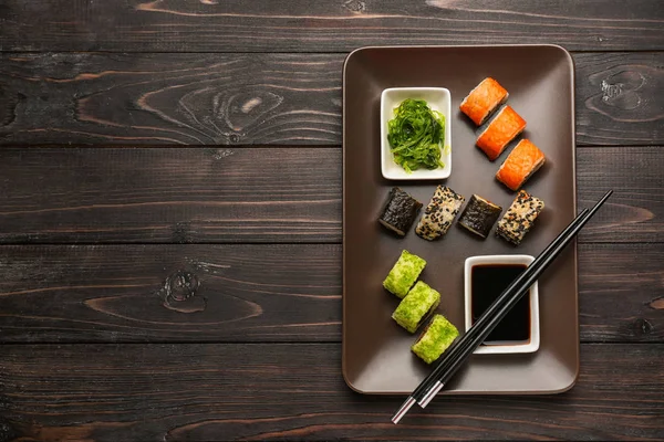 Deska Chutné Sushi Rolls Omáčkou Dřevěný Stůl — Stock fotografie