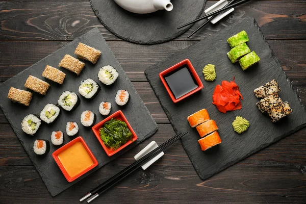 Schieferteller Mit Verschiedenen Sushi Sets Auf Holztisch — Stockfoto
