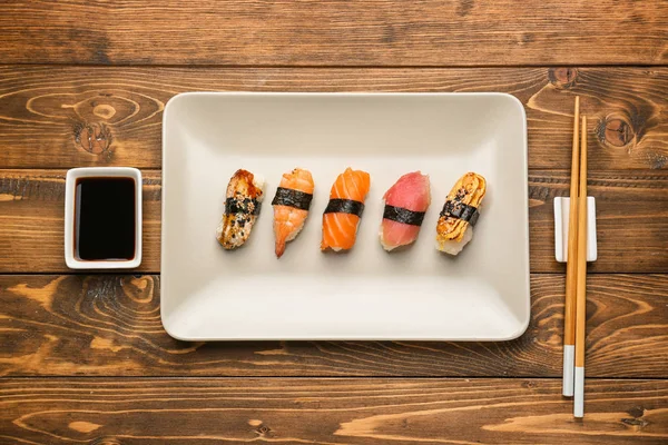 Piatto Con Sushi Saporito Salsa Sul Tavolo Legno — Foto Stock