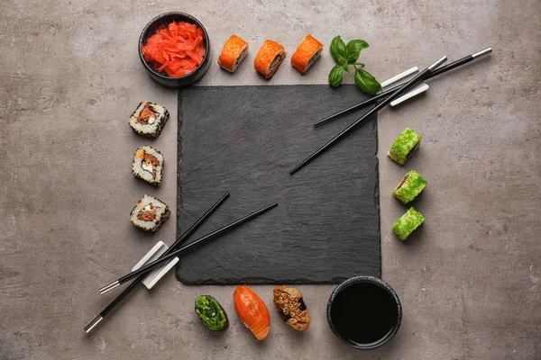 Piatto Ardesia Con Diversi Set Sushi Sul Tavolo Grigio — Foto Stock