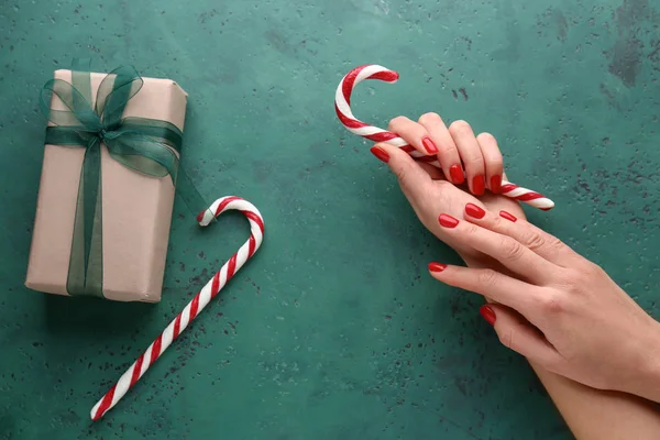Female Hands Candy Canes Gift Box Green Background — Stock Photo, Image