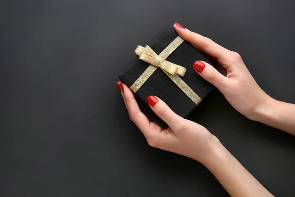 Mãos Femininas Com Manicure Segurando Caixa Presente Fundo Escuro — Fotografia de Stock