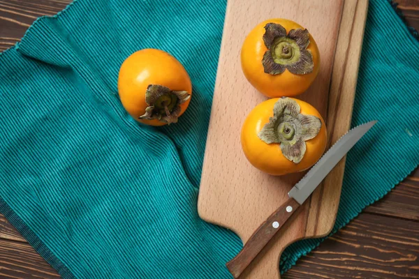 Tasty Ripe Persimmons Cutting Board Wooden Table — Stock Photo, Image