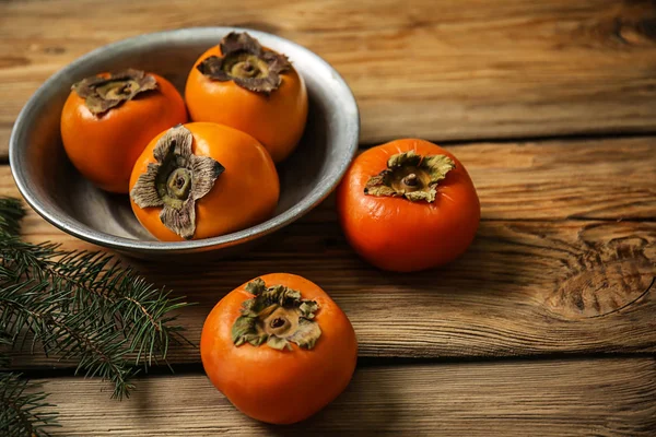 Metal Plate Tasty Ripe Persimmons Wooden Table — Stock Photo, Image