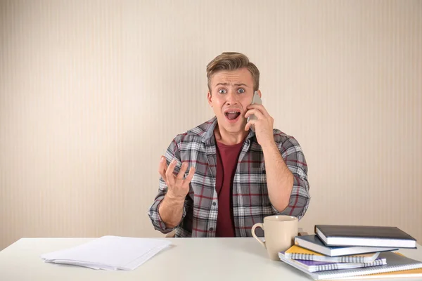 Gestresster Junger Mann Telefoniert Tisch — Stockfoto