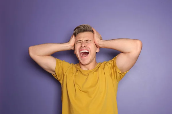 Portrait Screaming Young Man Color Background — Stock Photo, Image