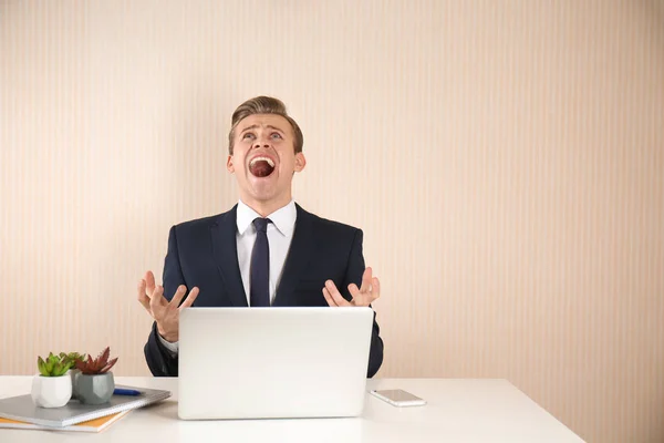 Gritando Jovem Empresário Mesa Fundo Claro — Fotografia de Stock