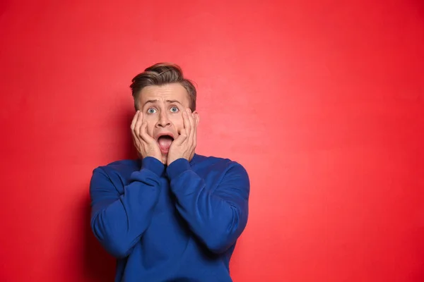 Portrait Scared Young Man Color Background — Stock Photo, Image