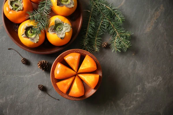 Gri tablosundaki tüm ve kesme olgun hurma ile plakalar