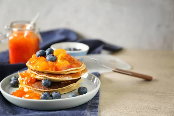 Empilement Crêpes Chaudes Savoureuses Avec Confiture Bleuets Sur Assiette — Photo