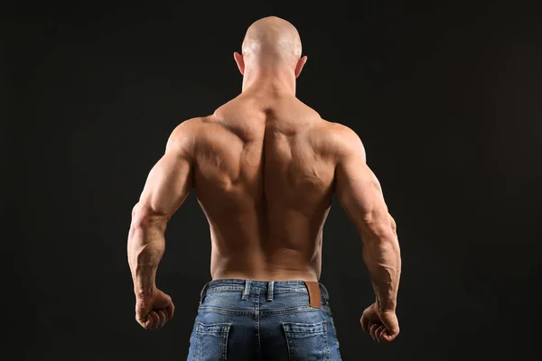 Muskulös Bodybuilder Mörk Bakgrund — Stockfoto