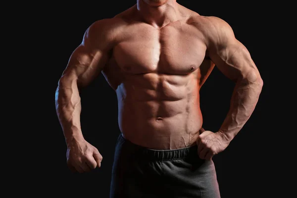 Muskulöser Bodybuilder Auf Dunklem Hintergrund — Stockfoto