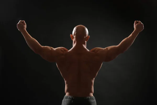 Muskulöser Bodybuilder Auf Dunklem Hintergrund — Stockfoto