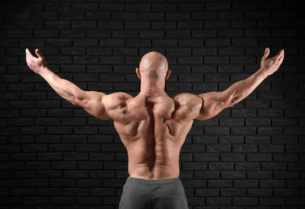 Muscular Culturista Sobre Fondo Oscuro — Foto de Stock