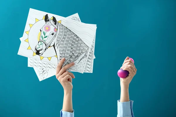 Manos Femeninas Con Zentangles Bola Estrés Sobre Fondo Color —  Fotos de Stock