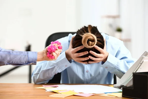 Woman Giving Her Colleague Stress Ball Office — Stock Photo, Image