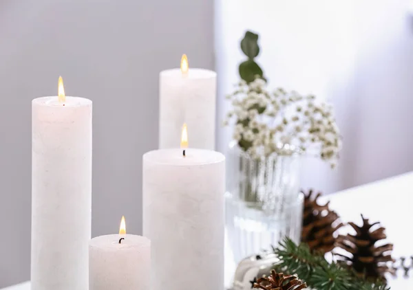 美丽燃烧的蜡烛与圣诞节装饰在桌子上 — 图库照片