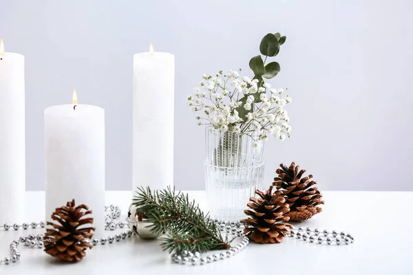 Mooie Brandende Kaarsen Met Kerst Decor Witte Tafel — Stockfoto