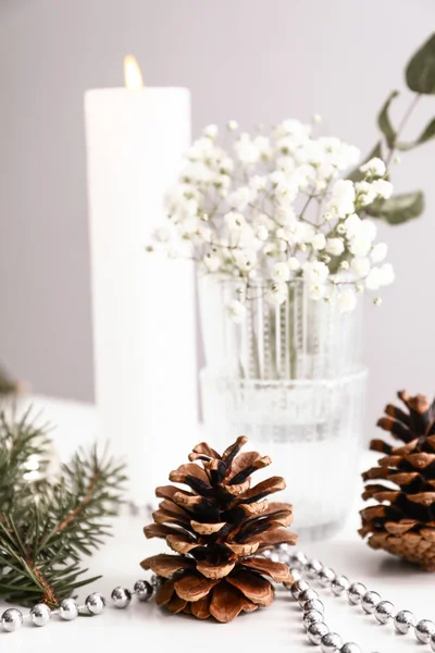 Όμορφη Διακόσμηση Για Χριστούγεννα Και Καίγοντας Κερί Λευκό Τραπέζι — Φωτογραφία Αρχείου