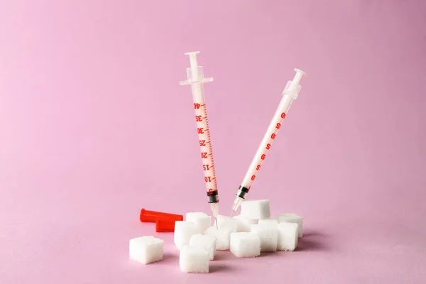 Kostky Cukru Stříkačky Barvu Pozadí Koncept Diabetes — Stock fotografie