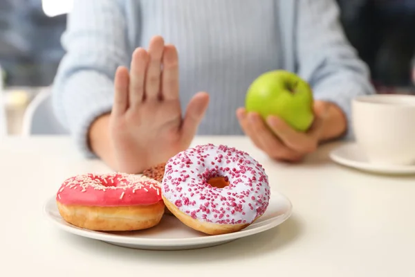 Woman Refusing Eat Donuts Choosing Apple Instead Diabetes Concept — Stock Photo, Image