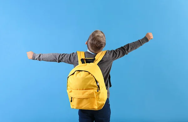 Glücklicher Kleiner Schuljunge Mit Rucksack Auf Farbigem Hintergrund — Stockfoto