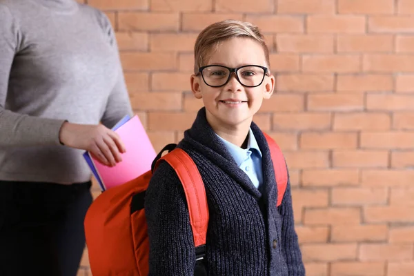 Moeder Copybooks Aanbrengend Rugzak Van Haar Zoon Voordat School — Stockfoto