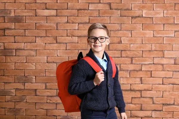 Netter Kleiner Schuljunge Mit Rucksack Gegen Ziegelwand — Stockfoto