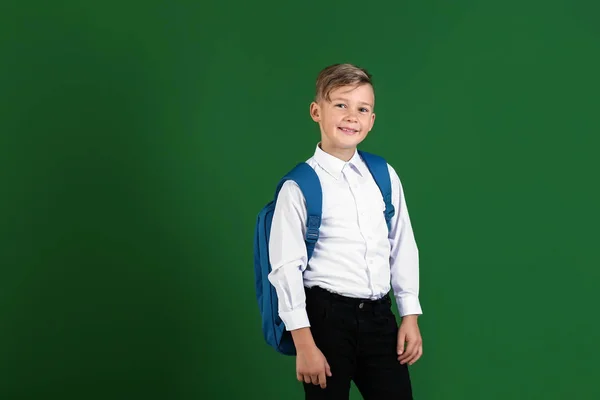 Lindo Colegial Con Mochila Fondo Color — Foto de Stock