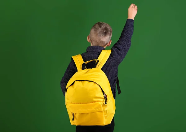 Happy Kleine Schooljongen Met Rugzak Kleur Achtergrond — Stockfoto