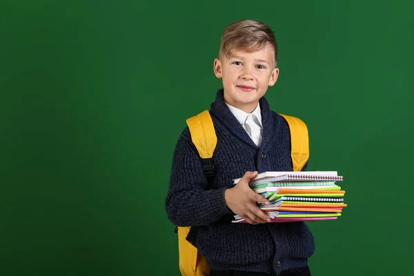 Schattige Kleine Schooljongen Met Rugzak Briefpapier Kleur Achtergrond — Stockfoto