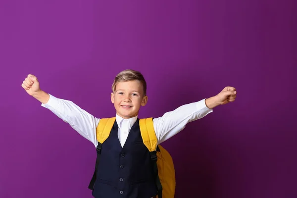 幸せな小さな男の子とともにバックパック上の色の背景 — ストック写真