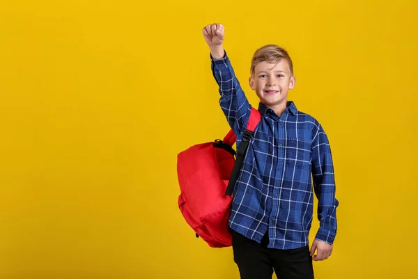 Menino Feliz Com Mochila Fundo Cor — Fotografia de Stock