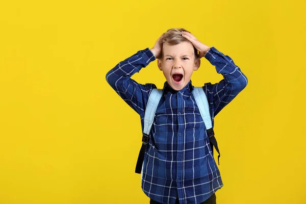 Petit Écolier Stressé Avec Sac Dos Sur Fond Couleur — Photo