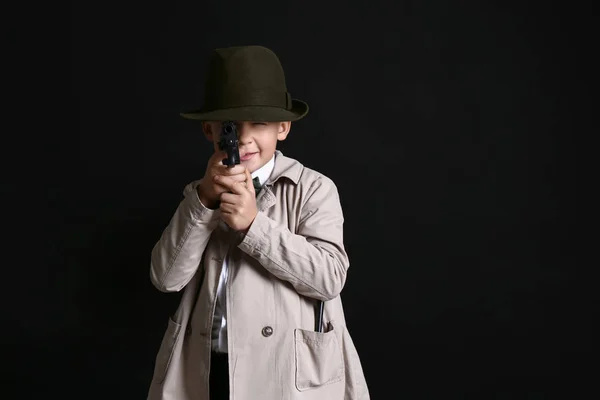 Lindo Detective Con Pistola Sobre Fondo Oscuro — Foto de Stock