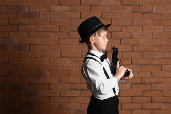 Schattige Kleine Detective Met Pistool Tegen Muur — Stockfoto