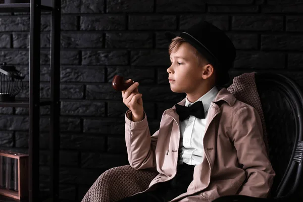 Mignon Petit Détective Avec Tuyau Assis Dans Fauteuil — Photo