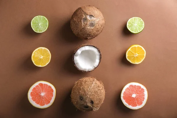 熟したココナッツと柑橘系の果物の色の背景に — ストック写真