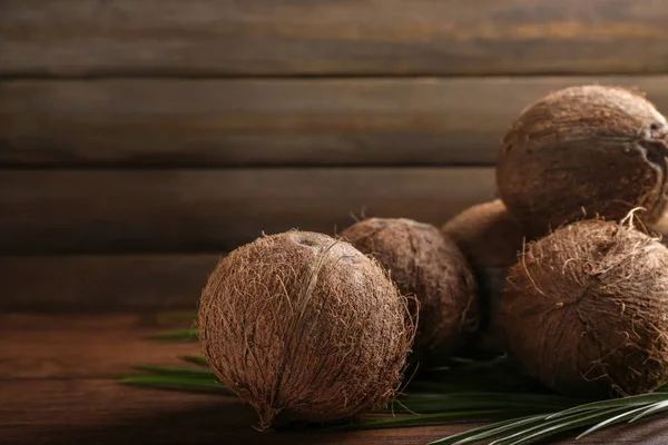 Ahşap arka plan üzerinde olgunlaşmış hindistancevizi