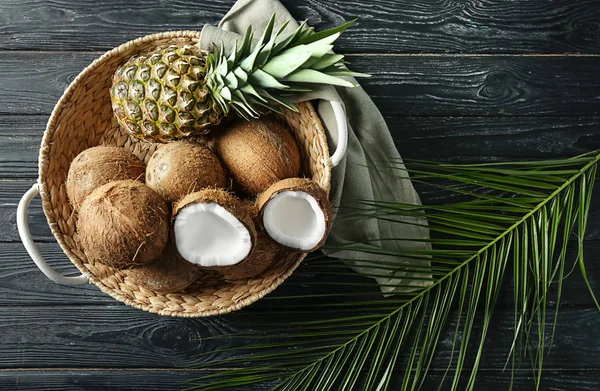 Mand Met Rijpe Kokosnoten Ananas Houten Achtergrond — Stockfoto