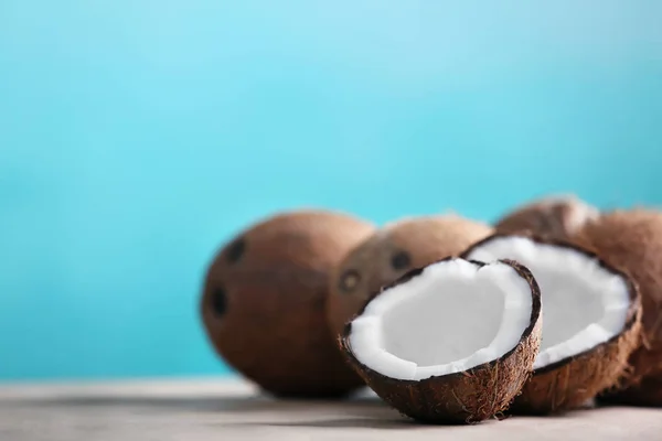 Maturare Noci Cocco Sul Tavolo — Foto Stock