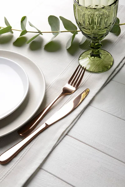 Bellissimo Tavolo Apparecchiato Sfondo Bianco Legno — Foto Stock