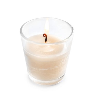 Beyaz arkaplanda mum yakılıyor