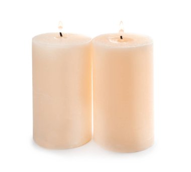 Beyaz arkaplanda mumlar yakılıyor