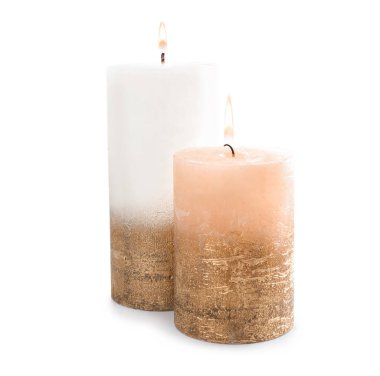 Beyaz arkaplanda mumlar yakılıyor