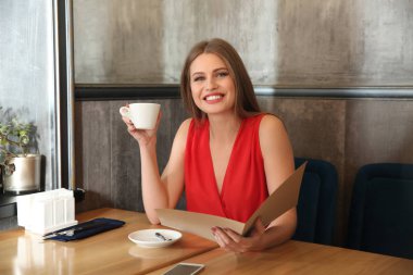 Restoranda oturan menü ile genç kadın