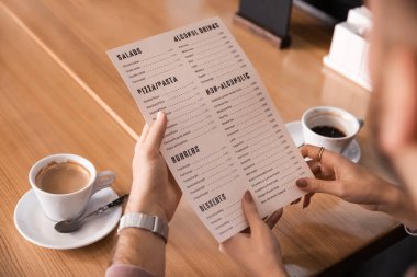 Restoran menü aracılığıyla genç çift