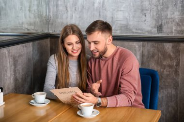 Restoran menü aracılığıyla genç çift