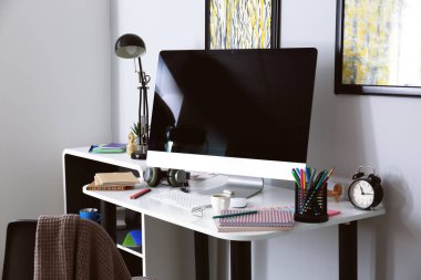 Tasarımcısı modern bilgisayar ile şık çalışma alanı