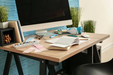 Tasarımcısı modern bilgisayar ile şık çalışma alanı